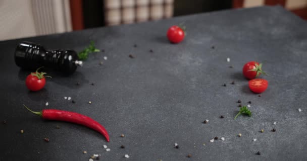 Kobieta Umieszcza Gotowane Paluszki Serowe Mozzarella Tatarem Czerwonymi Sosami Pomidorowymi — Wideo stockowe