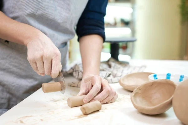 Woman Cutting Clay Blade Standing Table Studio — Fotografia de Stock
