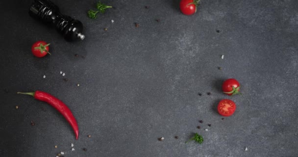 요리한 모차렐라 막대기에 타타르와 토마토 소스를 — 비디오