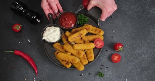 Vrouw Zet Gekookte Mozzarella Kaasstokjes Met Tartaar Rode Tomatensauzen Tafel — Stockvideo