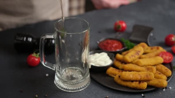 Bardağa Bira Doldururken Masada Mozzarella Peynirli Çubuklar Vardı — Stok video