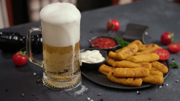 Derramando Cerveja Uma Caneca Vidro Com Cozido Mozzarella Cheese Sticks — Vídeo de Stock