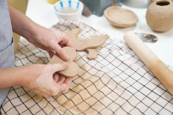 Pottery Female Ceramist Master Apron Standing Work Table Studio Holding — Stock Photo, Image