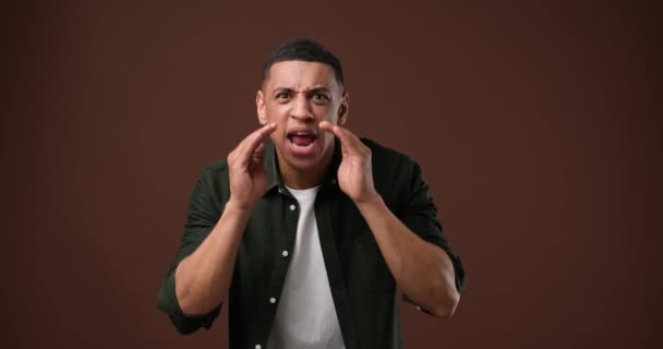 Een Echte Boze Afro Amerikaanse Man Die Schreeuwt Een Bruine — Stockvideo