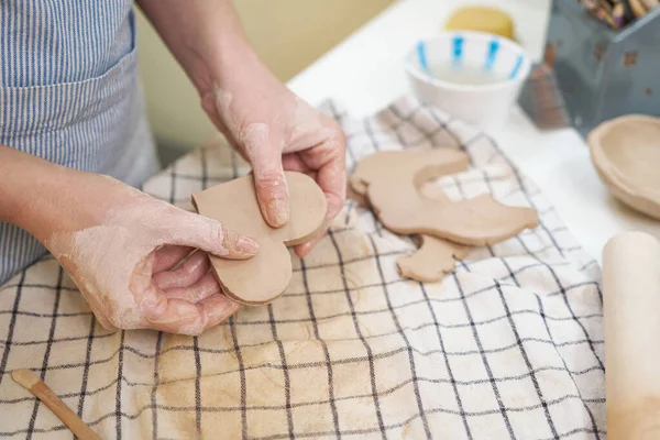 Cerâmica Mestre Ceramista Feminino Avental Mesa Trabalho Estúdio Segurando Pedaço — Fotografia de Stock