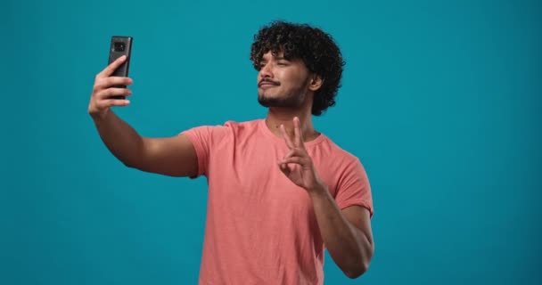 Χαμογελώντας Νεαρός Ινδός Κάνει Selfies Στο Τηλέφωνο Στέκεται Πάνω Από — Αρχείο Βίντεο