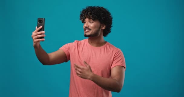 Sorrindo Jovem Indiano Com Cabelo Encaracolado Falando Por Videochamada Telefone — Vídeo de Stock