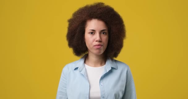 Jovem Mulher Africana Sobre Fundo Estúdio Amarelo Sente Deprimido Ofendido — Vídeo de Stock