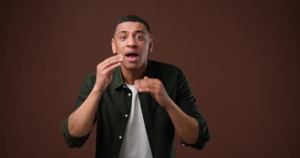 Een Echte Boze Afro Amerikaanse Man Die Schreeuwt Een Bruine — Stockvideo