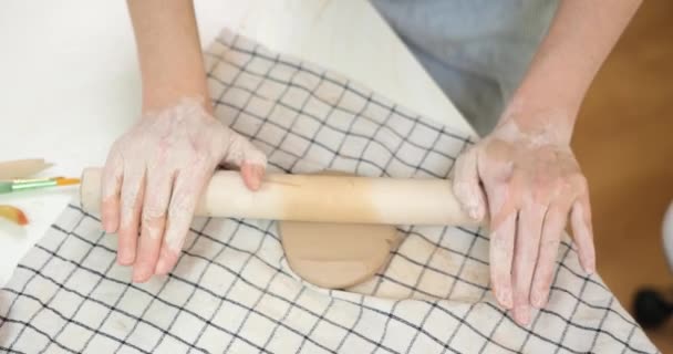 Hobbies Concept Woman Ceramist Rolls Clay Rolling Pin Pottery Workshop — Stockvideo
