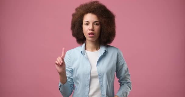 年轻的非洲裔美国女人说不与手指站在粉红工作室背景 Dci 2X慢动作 — 图库视频影像