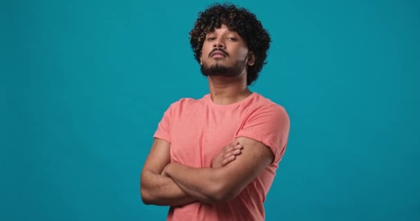 Mavi Stüdyo Arka Planında Duran Tişörtlü Yakışıklı Hintli Genç Bir — Stok video