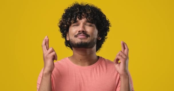 Bonito Jovem Indiano Vestindo Camiseta Posando Com Dedos Cruzados Esperando — Vídeo de Stock