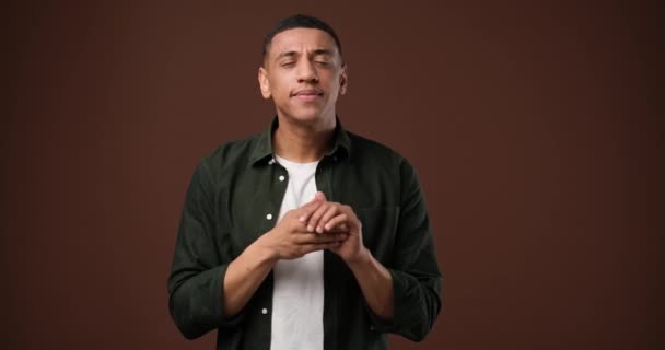 Jonge Afro Amerikaanse Man Wrijft Zijn Handen Bedachtzaam Vindt Een — Stockvideo