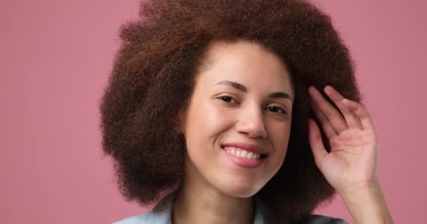Sonriente Mujer Afroamericana Atractiva Mirando Espejo Pie Sobre Fondo Rosa — Vídeo de stock