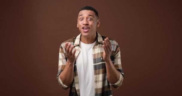 Otroligt Ung Afrikansk Amerikansk Man Klappar Applåder Eller Gratulerar Till — Stockvideo