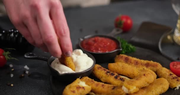 Mujer Sumerge Queso Frito Mozzarella Palo Salsa Salsa — Vídeo de stock
