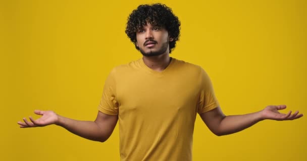 Homem Indiano Jovem Descontente Mostrando Gesto Encolher Ombros Sobre Fundo — Vídeo de Stock