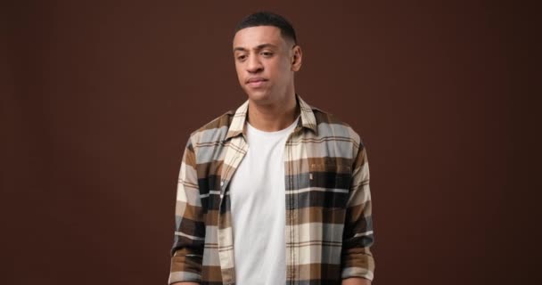 Unzufriedener Junger Afrikanisch Amerikanischer Mann Mit Achselzuckender Geste Vor Blauem — Stockvideo