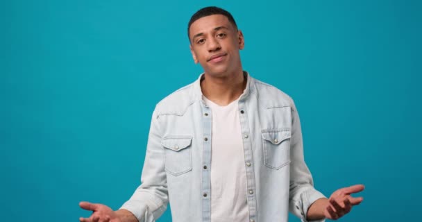 Descontento Joven Afroamericano Hombre Mostrando Gesto Encogimiento Hombros Pie Sobre — Vídeo de stock