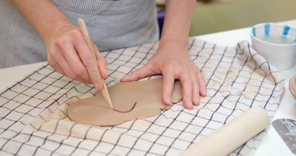 Cerâmica Mestre Ceramista Feminino Avental Mesa Trabalho Estúdio Corte Corte — Vídeo de Stock