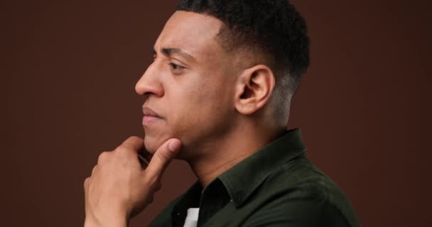 Närbild Porträtt Lyhörd Ung Afroamerikansk Man Tänker Och Tittar Upp — Stockvideo