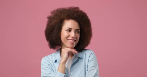 严肃的非洲裔美国女人站在粉红的工作室背景上挥动着手指 没有任何动作 Dci 2X慢动作 — 图库视频影像
