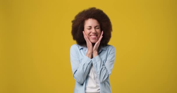 Молода Афро Американська Жінка Яка Впевнено Посміхається Тримаючи Руки Жовте — стокове відео