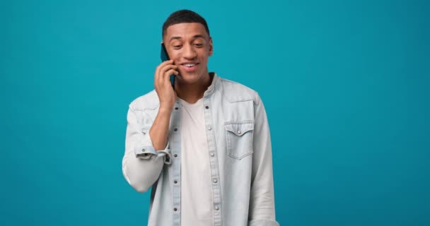 Pemuda African American Berbicara Ponsel Berdiri Atas Latar Belakang Studio — Stok Video