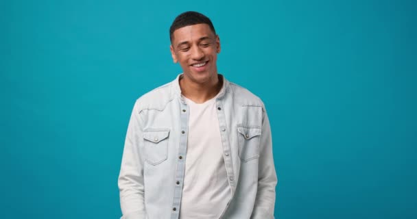Молодой Африканский Американец Удовлетворен Счастливым Парнем Стоящим Синем Фоне Старший — стоковое видео