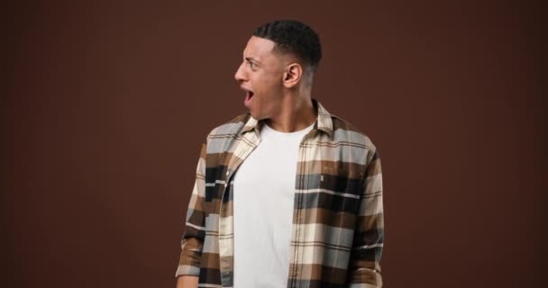 Verward Amazed Shocked Jonge Afro Amerikaanse Man Wijst Met Wijsvinger — Stockvideo