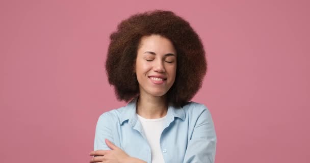 Sorrindo Atraente Mulher Afro Americana Com Cabelo Encaracolado Olhando Para — Vídeo de Stock