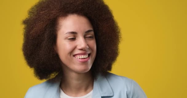 Sonriente Atractiva Mujer Afroamericana Con Pelo Rizado Mirando Cámara Pie — Vídeos de Stock