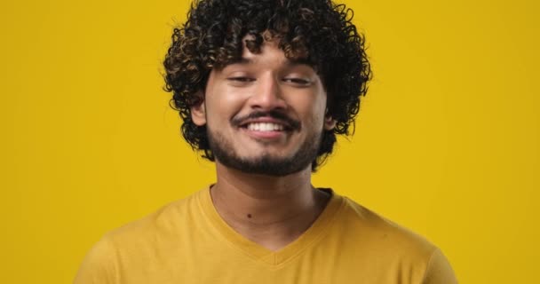 Jovem Indiano Satisfeito Feliz Cara Sobre Fundo Amarelo Dci Câmera — Vídeo de Stock