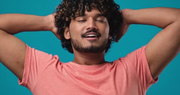 Mavi Stüdyo Arka Planında Genç Hintli Bir Adamın Rahatlatıcı Portresi — Stok video