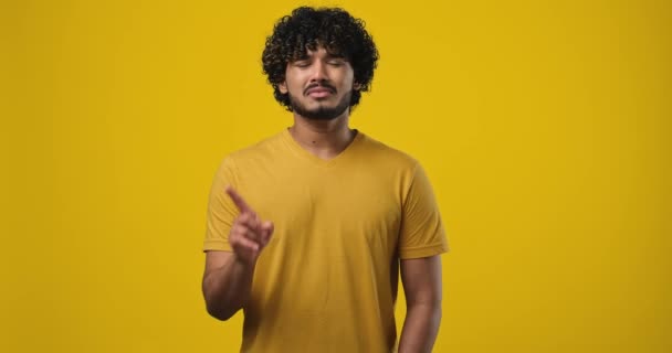 Індійський Вродливий Чоловік Потискує Пальцем Каже Існує Жодних Ознак Несхвалення — стокове відео