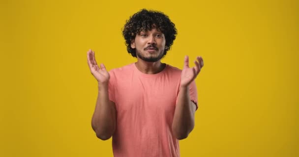 Όμορφος Έκπληκτος Ινδός Άντρας Χειροκροτεί Παλάμες Γνέφει Κεφάλι Ειλικρινά Απομονωμένο — Αρχείο Βίντεο