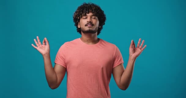Junger Indischer Mann Der Mit Konzentrierten Gedanken Meditiert Atmet Mit — Stockvideo