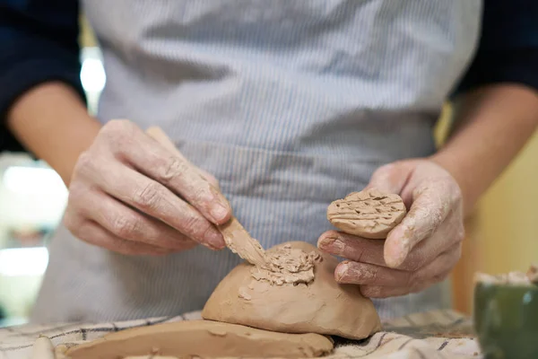 手工形成粘土罐形状的妇女 在艺术工作室中的特写 — 图库照片
