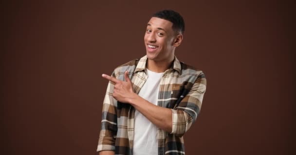 笑笑惊讶的年轻的非洲裔美国人 用食指指向侧面 Dci 2X慢动作 — 图库视频影像
