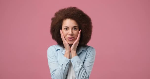 震惊的非洲裔美国女人 张着大大的嘴 脸上充满惊奇和惊奇 站在粉红的工作室背景上 Dci 2X慢动作 — 图库视频影像