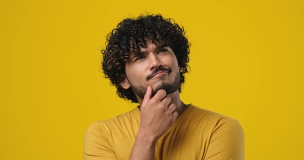 Düşünceli Genç Hintli Adam Çenesine Yakın Düşünerek Turuncu Stüdyonun Arka — Stok video
