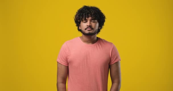 Indiai Jóképű Férfi Megrázza Ujját Azt Mondja Nincs Gesztus Rosszallás — Stock videók