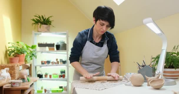 Hobbies Concept Woman Ceramist Rolls Clay Rolling Pin Pottery Workshop — Vídeos de Stock