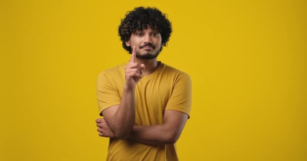 Ung Indian Man Uppmärksamt Lyssnar Någon Och Samtycker Till Att — Stockvideo