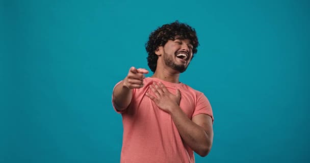 Homem Indiano Jovem Apontando Dedo Para Câmera Rindo Alto Zombando — Vídeo de Stock