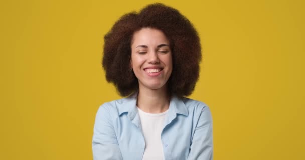 微笑迷人的非洲裔美国女人站在橙色工作室的背景 Dci 2X慢动作 — 图库视频影像
