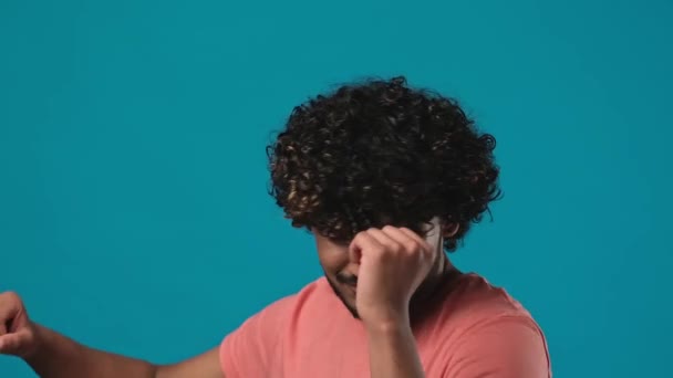 Jovem Indiano Barbudo Com Cabelo Encaracolado Vestindo Camiseta Dançando Sobre — Vídeo de Stock