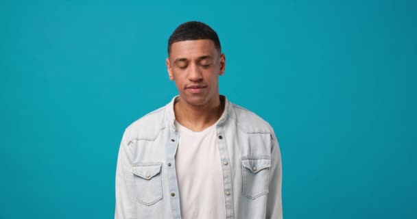 Mavi Stüdyo Arka Planında Duran Genç Afrikalı Amerikalı Adam Gözlerini — Stok video