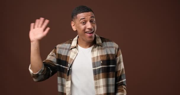 Młody Afrykański Amerykanin Wskazuje Palcem Wskazującym Coś Odizolowanego Tle Niebieskiego — Wideo stockowe